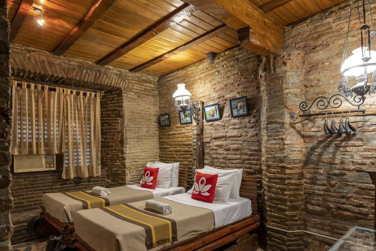 Vigan Room | Desk, iron/ironing board (on request), rollaway beds (surcharge)