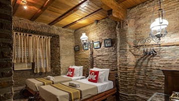 Quarto (Vigan) | Escrivaninha, ferros/tábuas de passar roupa