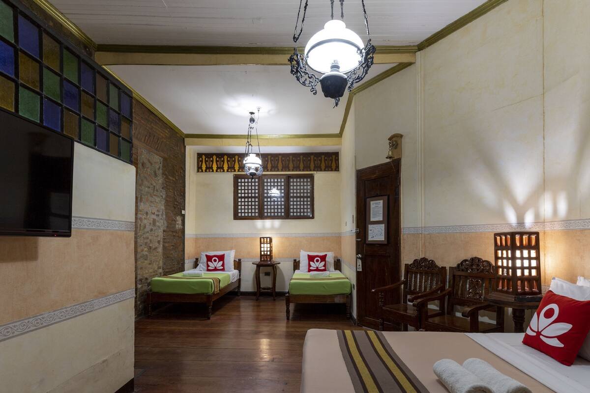 Family Room | Desk, iron/ironing board (on request), rollaway beds (surcharge)