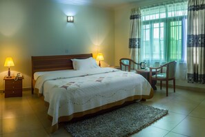 Suite estándar, 1 habitación, con acceso para personas discapacitadas, vista a la ciudad | Caja de seguridad en la habitación, escritorio y wifi gratis