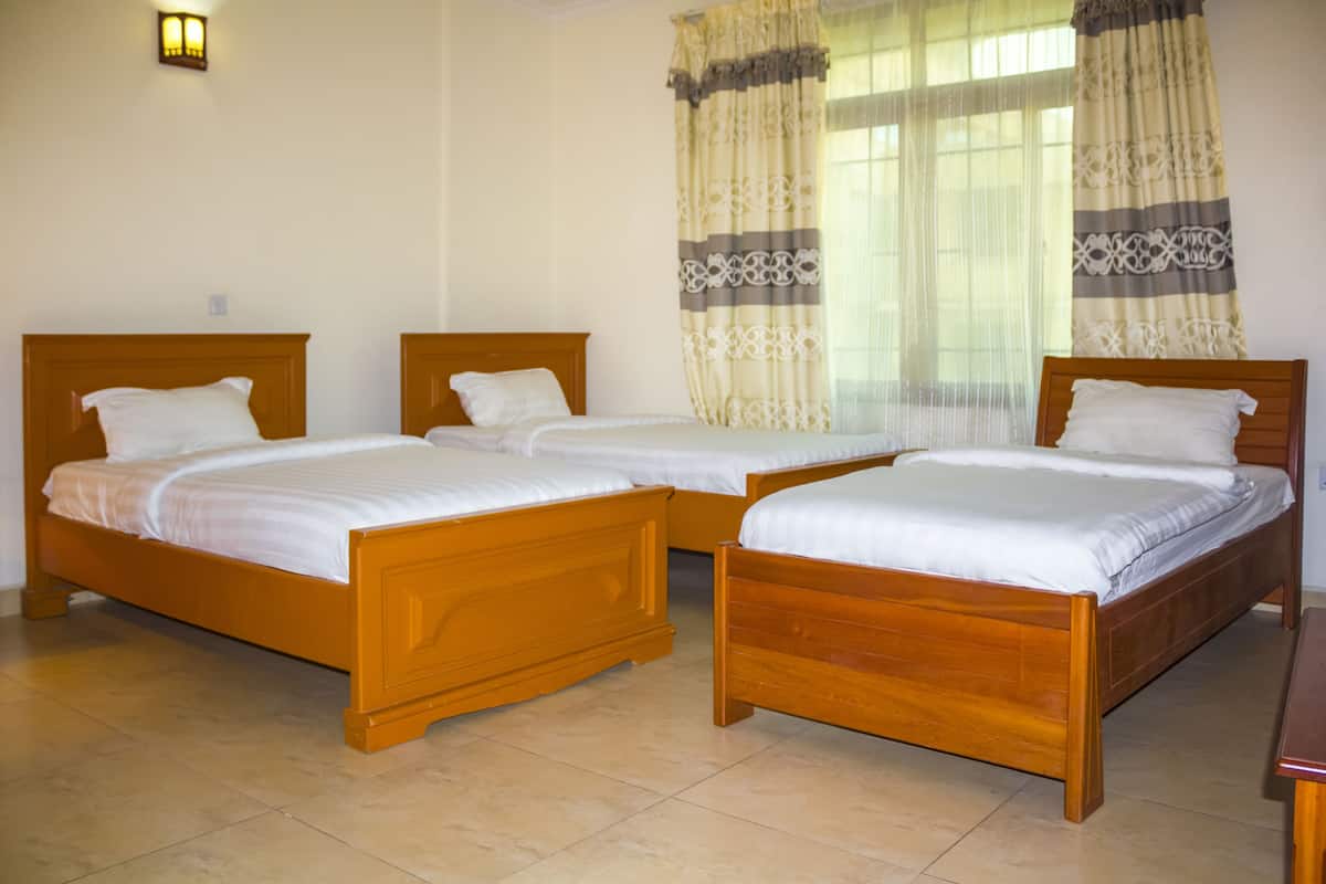 Quarto triplo standard, 1 quarto, acessível, vista para a cidade | Cofres nos quartos, escrivaninha, Wi-Fi de cortesia