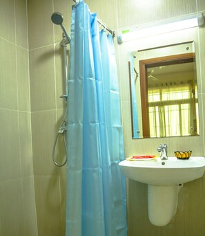 Standard Suite, 1 Bedroom, Accessible, City View | Bilik Mandi | Pancuran mandi, kelengkapan dandanan diri percuma, tuala disediakan 