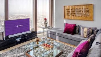 Duplex grand, 5 quartos, vista para a cidade, na torre | Sala de estar | TV LCD