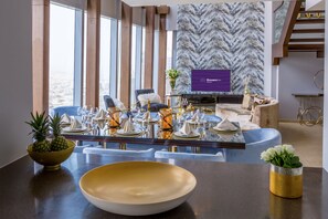 Executive Duplex, 5 Bedrooms, City View, Tower | Premium bedding, pillowtop beds, in-room safe, individually decorated - Dream Inn 48 Burj Gate Skyline View (Dubai)