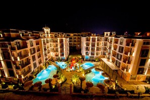 Fachada da propriedade à noite