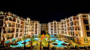 Fachada da propriedade à noite