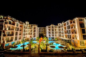 Fachada da propriedade à noite