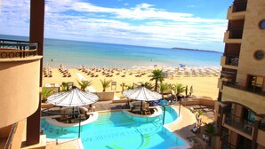 Una piscina de resort con vista a la playa y al océano.