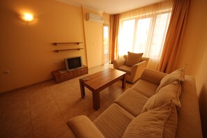 Appartement, 1 slaapkamer, uitzicht op zwembad | Woonkamer