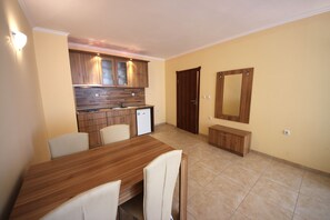 Apartamento, 1 quarto, vista para a piscina | Área de estar