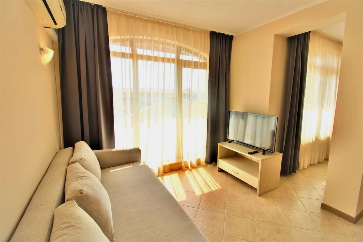 Superior Apartment, Pool View | Ruang tamu | 30 cm televisyen dengan kabel