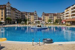 Seasonal outdoor pool, pool umbrellas, pool loungers - Menada Royal Sun Apartments (Sunny Beach)