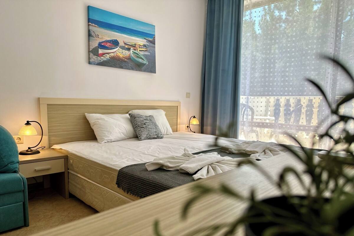 Classic Studio, Park View | WiFi, bed sheets
