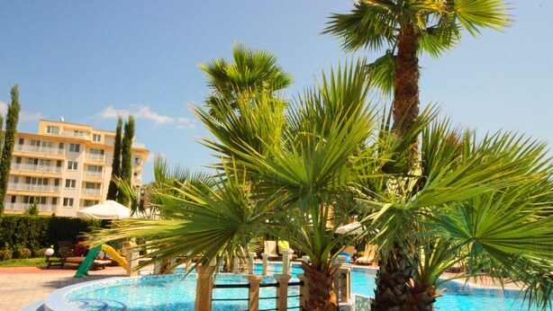 Seasonal outdoor pool, pool umbrellas, pool loungers - Menada Aphrodite Palace Apartments (Sunny Beach)