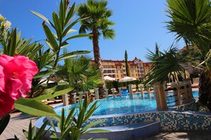 Seasonal outdoor pool, pool umbrellas, pool loungers - Menada Aphrodite Palace Apartments (Sunny Beach)