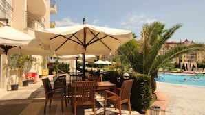 Seasonal outdoor pool, pool umbrellas, pool loungers - Menada Aphrodite Palace Apartments (Sunny Beach)