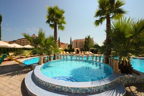 Seasonal outdoor pool, pool umbrellas, pool loungers - Menada Aphrodite Palace Apartments (Sunny Beach)