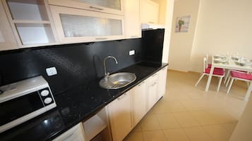 家庭公寓, 露台 | 私人小型廚房 | 雪櫃、爐具、電熱水壺、廚房用具/餐具/器皿