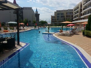 Una piscina al aire libre de temporada