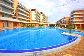 Una piscina al aire libre de temporada