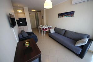 Apartamento familiar, balcón | Sala de estar | Televisión de 20 cm con canales por cable