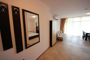 Studio Standard, balcon | Salle de séjour | Télévision de 20 cm avec chaînes par câble