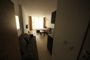 Estúdio, vista para a piscina (2 adults and 2 children) | Área de estar | TV, mesa de pingue-pongue