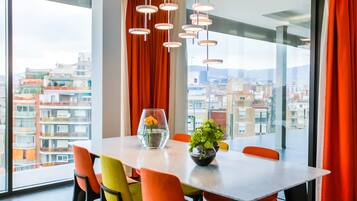 Executive Apartment, Multiple Beds, City View | In-room dining