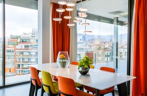 Executive Apartment, Multiple Beds, City View | In-room dining