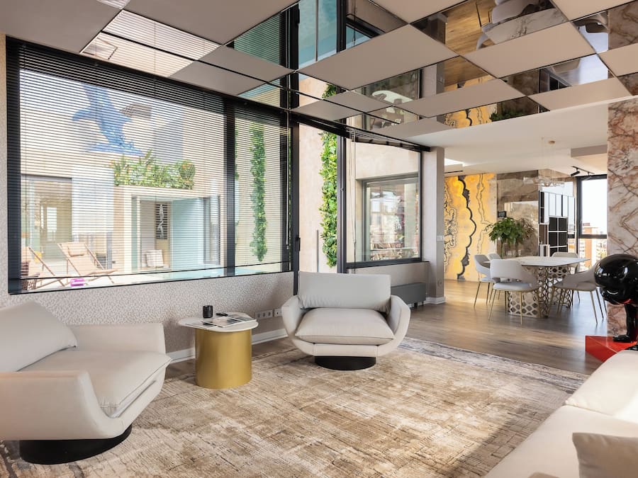 Penthouse Panoramique, plusieurs lits, piscine privée, vue ville | Coin séjour | Télévision à écran plat, films à la carte