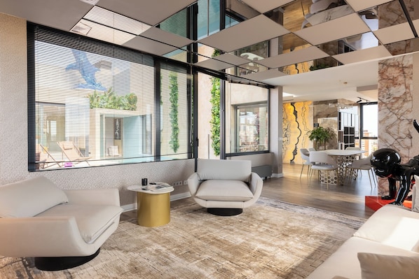 Panoramic-Penthouse, Mehrere Betten, eigener Pool, Stadtblick | Wohnbereich