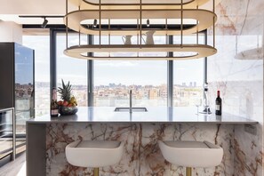 Panoramic-Penthouse, Mehrere Betten, eigener Pool, Stadtblick | Wohnbereich