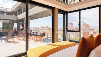 Panorama penthouse, Meerdere bedden, privézwembad, uitzicht op de stad | 3 slaapkamers, luxe beddengoed, een kluis op de kamer