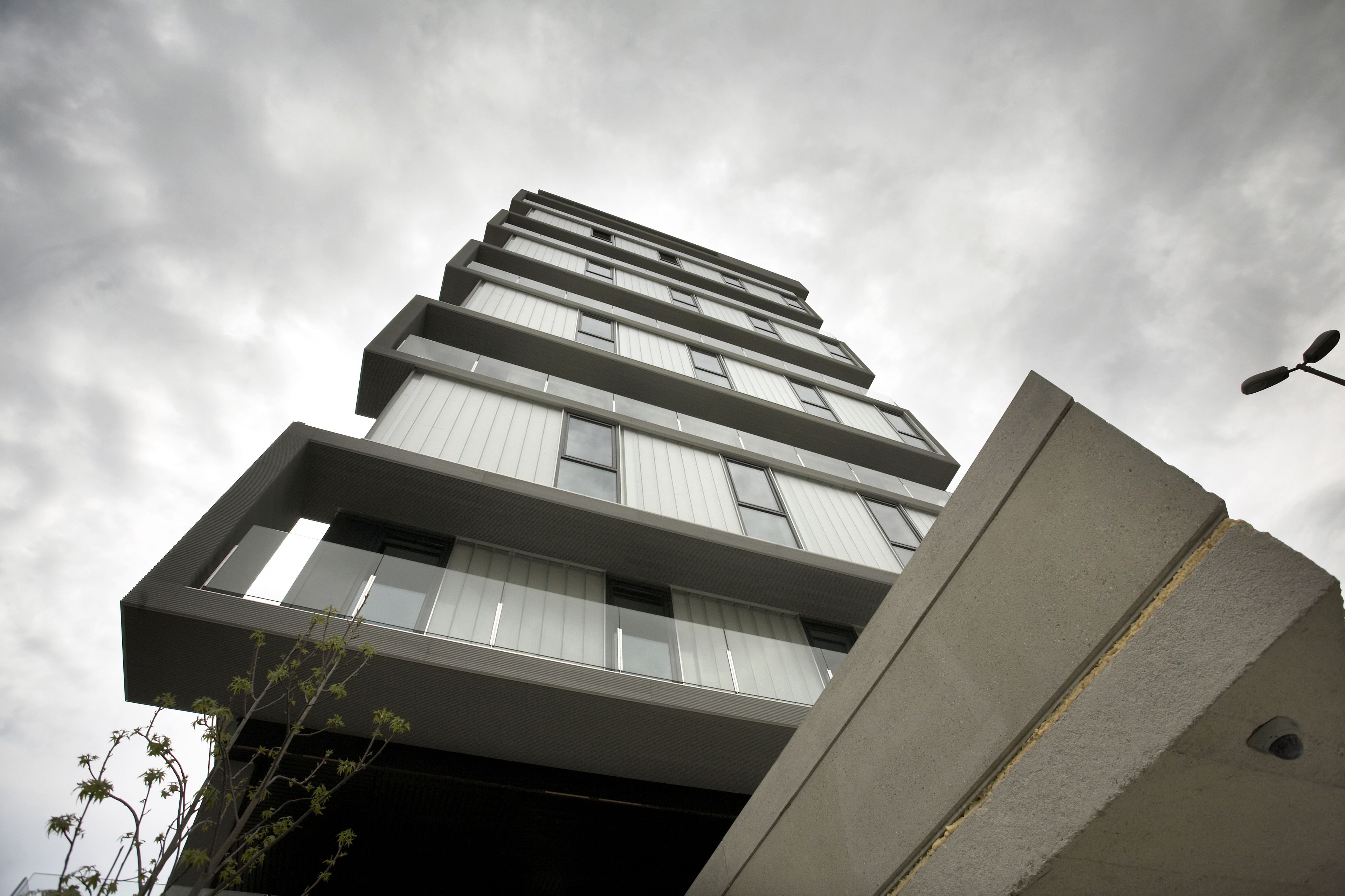 Un edificio moderno con varios pisos y grandes ventanales.