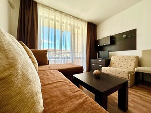 Estudio clásico, vistas a la ciudad | Decoración individual, mobiliario individual, wifi y ropa de cama