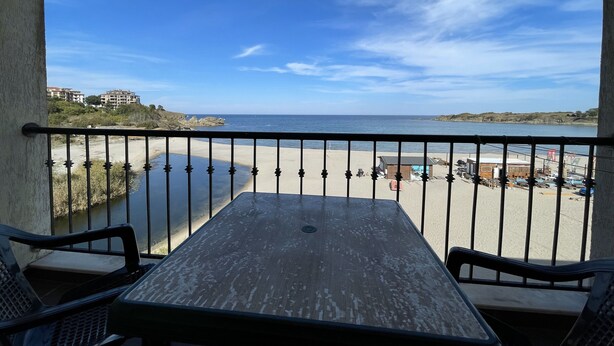 A balcony with a view of the beach and ocean. - Menada Rocamar Apartments (Tsarevo)