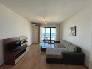 Comfort Apartment, Sea View | Living room | 30-cm TV with cable channels - Menada Rocamar Apartments (Tsarevo)