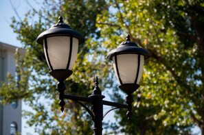 A street lamp with two light fixtures. - Menada Rocamar Apartments (Tsarevo)