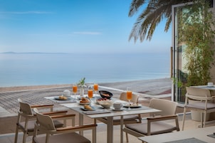 Se sirven desayunos, almuerzos y cenas; cocina local e internacional