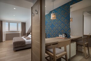 Doppel- oder Zweibettzimmer, Meerblick (attic) | Allergikerbettwaren, Zimmersafe, Schreibtisch, Verdunkelungsvorhänge
