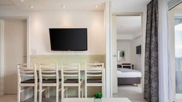Suite estudio, 1 habitación, balcón, vistas parciales al mar | Servicio de comidas en la habitación