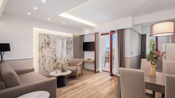 Departamento superior, 1 habitación, balcón, vista al mar | Área de sala de estar | Televisión LCD