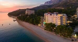واجهة المنشأة - في المساء/الليل