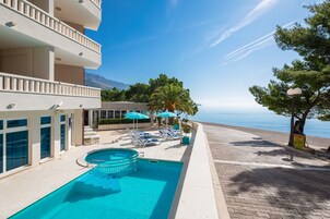 Una piscina al aire libre de temporada (de 08:00 a 18:30), sombrillas