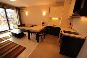Apartemen Standar, teras (4 adults) | Dapur pribadi | Lemari es, kompor, ketel listrik, dan peralatan masak/sendok-piring
