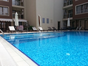 Een seizoensgebonden buitenzwembad