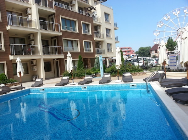 Een seizoensgebonden buitenzwembad