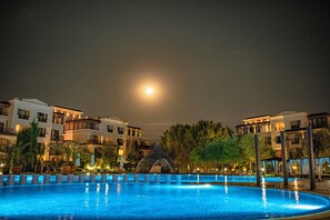 2 hồ bơi ngoài trời, ghế dài tắm nắng 