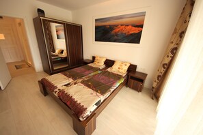 Deluxe Apartment, Balcony | 1 bedroom, WiFi, bed sheets