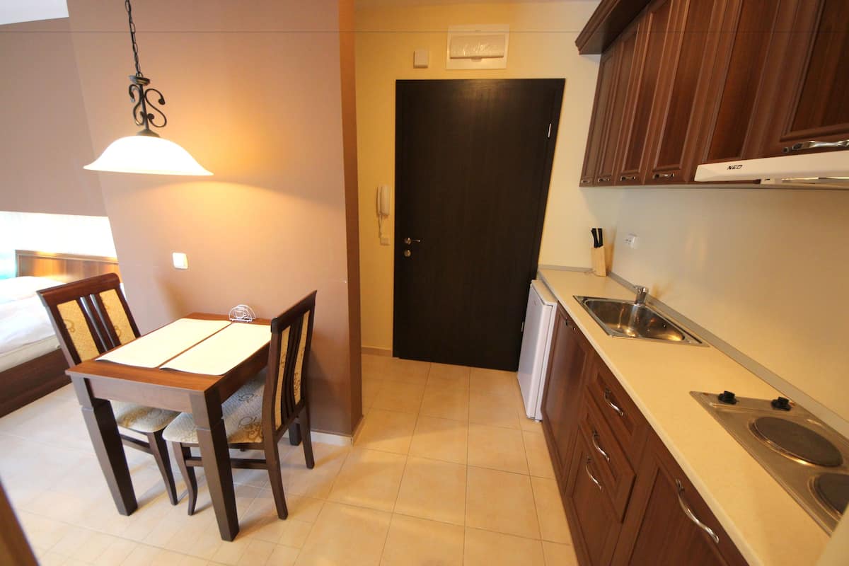 Economy Studio (4 adults) | Private kitchenette | Fridge, stovetop, cookware/dishes/utensils